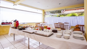 Un coin repas avec une table mise pour le repas, comprenant différents plats et ustensiles.