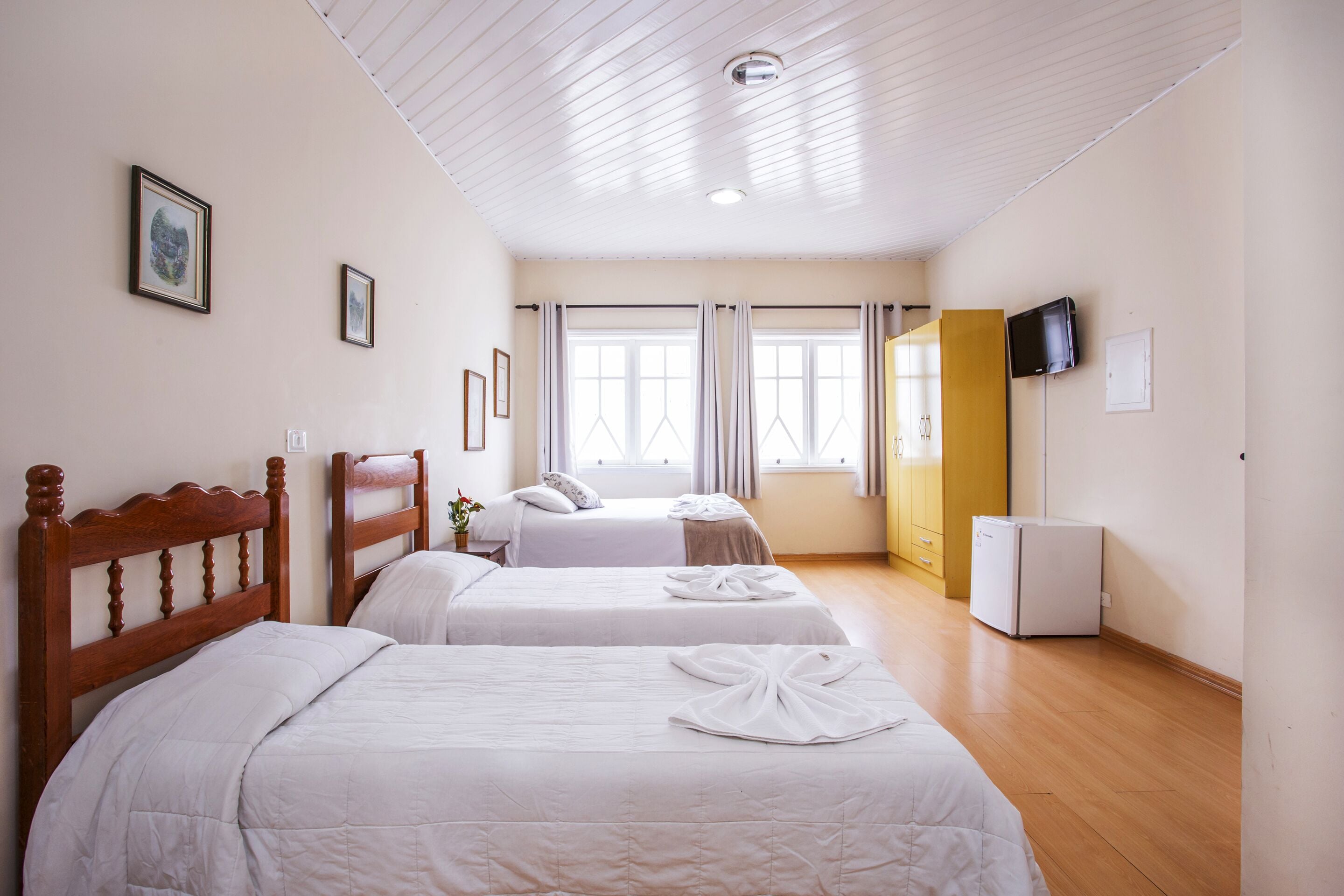 Habitación cuádruple | Minibar, tabla de planchar con plancha, wifi gratis y ropa de cama 