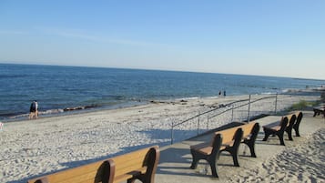 Plage à proximité, chaises longues