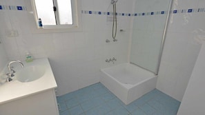 Bathtub - Misbehaven - 15 Alfred Street, North Haven (North Haven)
