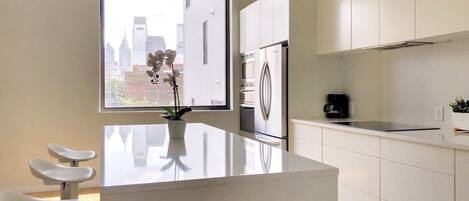 冷蔵庫、電子レンジ、オーブン、コンロ