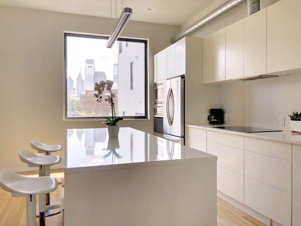 Refrigerador, microondas, horno y parrilla de estufa