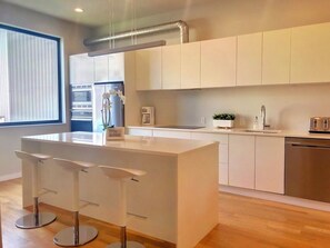 Een koelkast, een magnetron, een oven, een kookplaat