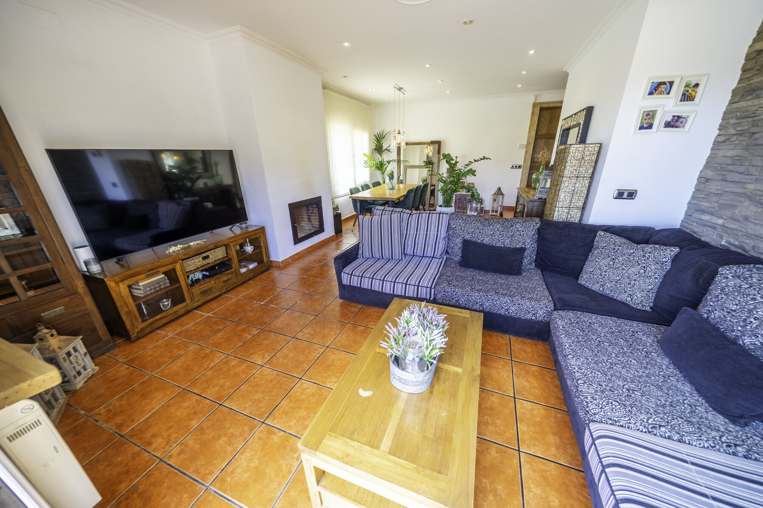 Televisie en een open haard