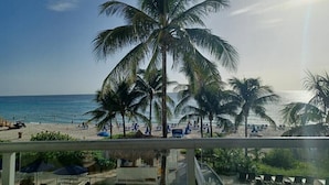 A beach view with palm trees and a clear sky. - ★★★★★ Hotel 1 Bedroom Suite with ocean view ! Lic :STR-01360 Minimum 3 months.  (Sunny Isles Beach)