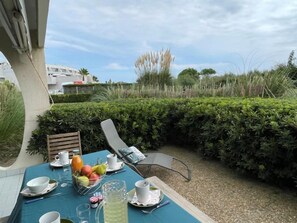 Outdoor dining - Les Terrasses de la Mer by Interhome (La Grande Motte)