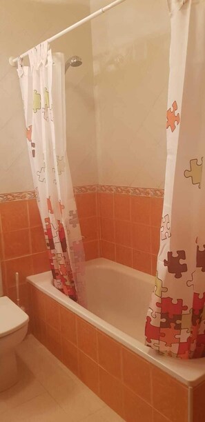 Toalhas de banho, sabonete, shampoo, papel higiênico