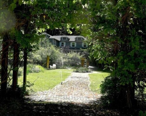 Hieman englantilaista viehätystä lepää Sonoman Redwoodsissa.