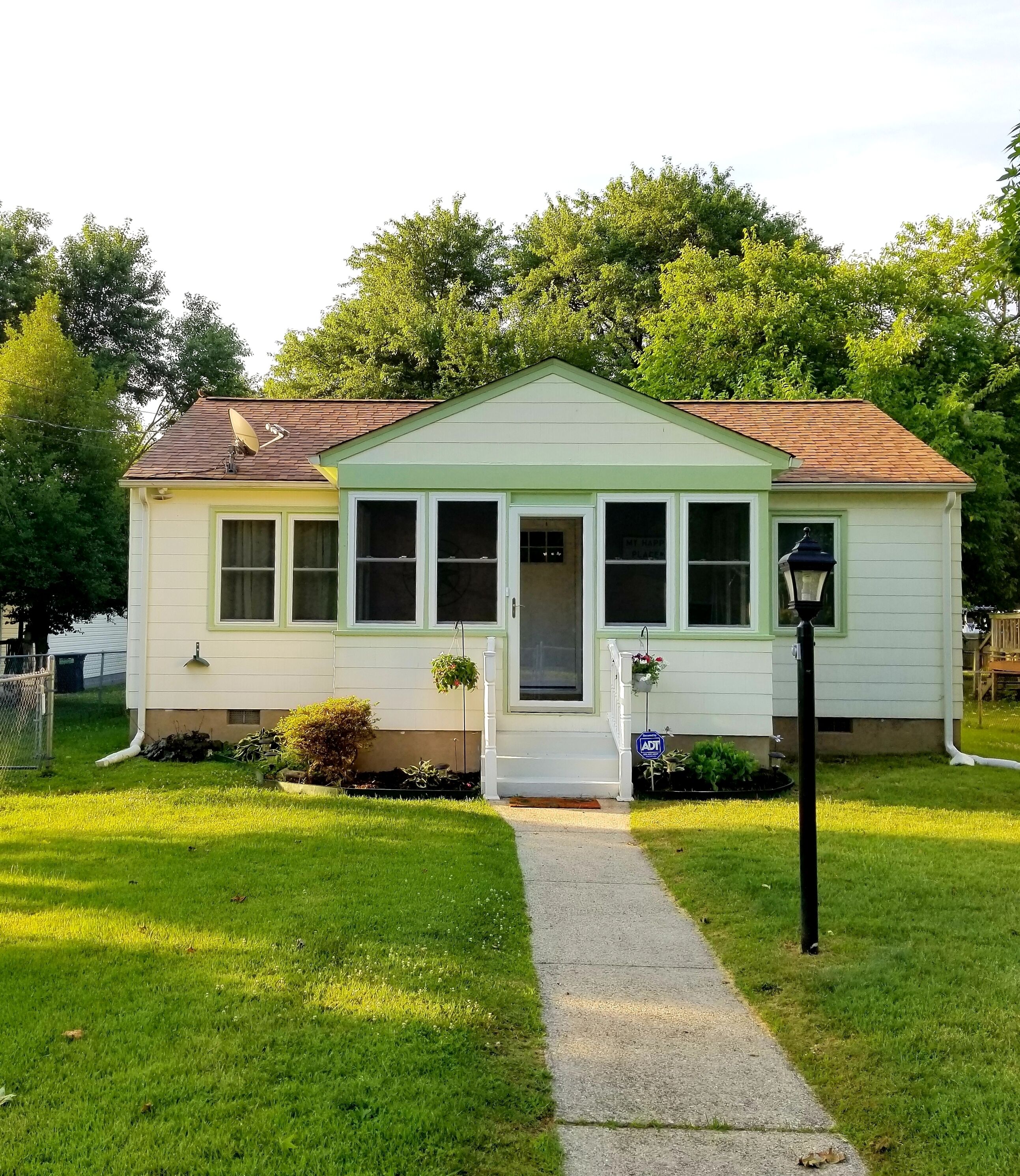 Great Rates, Cozy Cottage just minutes from the Beach ~ Enjoy the Porches ! 