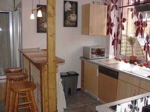 Fridge, microwave, oven, stovetop - At the gates of Hamburg in the old country (Mittelnkirchen)