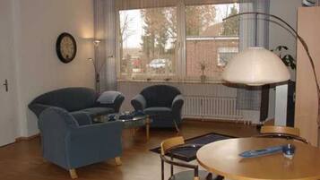 Fernseher, Bücher, Videothek, Stereoanlage