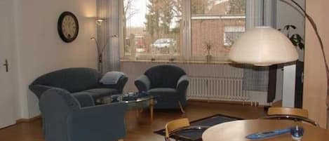 TV, libri, videoteca, impianto stereo
