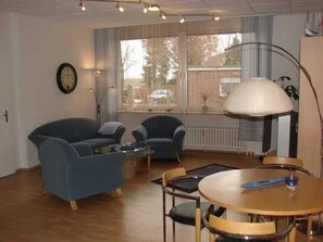 Fernseher, Bücher, Videothek, Stereoanlage