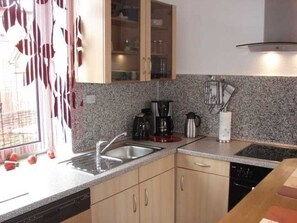 Kylskåp, mikrovågsugn, ugn och spishäll