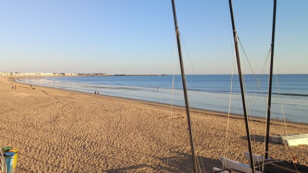 A sandy beach with a clear sky. - Studio 2 Pers. Pines View in Building Facing sea Baie de La Baule (La Baule-Escoublac)