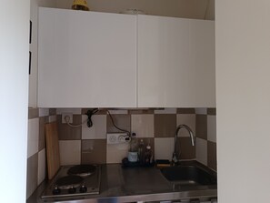 Micro-ondes, plaque de cuisson, cafetière/bouilloire