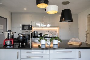 Refrigerador, microondas, horno, placa de cocina