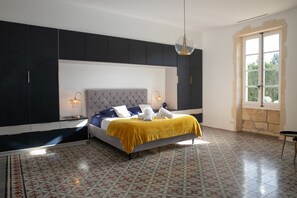 9 slaapkamers, een kluis op de kamer, een bureau