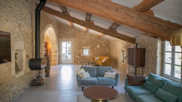 Een smart-tv, een open haard, tafelvoetbal en een tafeltennistafel