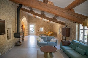 TV connectée, cheminée, baby-foot, table de tennis de table