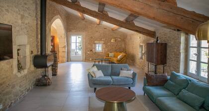 Sublime mas provençal de caractÚre rénové avec une grande piscine