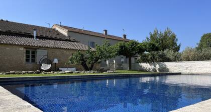 Sublime mas provençal de caractÚre rénové avec une grande piscine