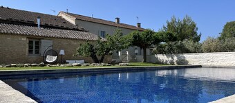Sublime mas provençal de caractère rénové avec une grande piscine