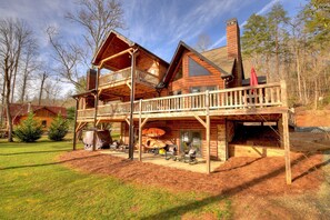 Property grounds - Luxury, Toccoa River Front, Fishing, 3 Fireplaces, Kayaks (Mineral Bluff)