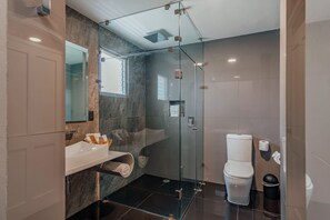 Brusehoved med spredningseffekt, designertoiletartikler, hårtørrer
