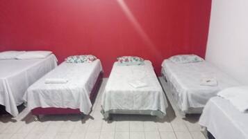Quarto quádruplo tradicional | Frigobar, Wi-Fi de cortesia, roupa de cama
