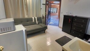 Deluxe Quadruple Room | Living room | 40-inch flat-screen TV with cable channels, plasma TV - Playa Suites Mazatlán (Mazatlán)