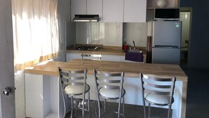 Deluxe Apartment | Private kitchen | Full-size fridge, microwave - Playa Suites Mazatlán (Mazatlán)