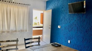 Deluxe Apartment | Living area | 40-inch flat-screen TV with cable channels, plasma TV - Playa Suites Mazatlán (Mazatlán)