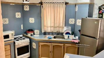 Departamento estándar | Cocina privada | Refrigerador con congelador y microondas