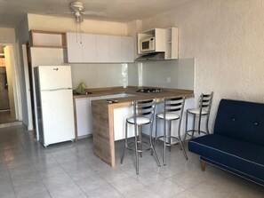 Appartement Deluxe | Cuisine privée | Réfrigérateur grande capacité avec congélateur, four à micro-ondes