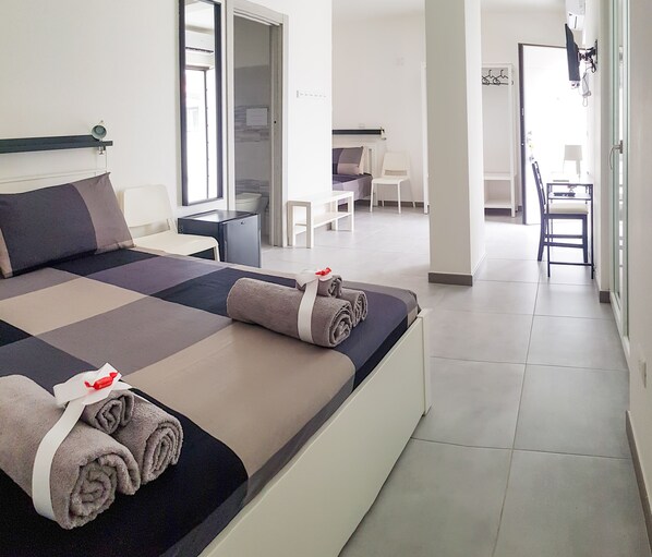 Deluxe Triple Room | Select Comfort beds, desk, laptop workspace, free WiFi - B&B Punto Blu Relax (Agropoli)