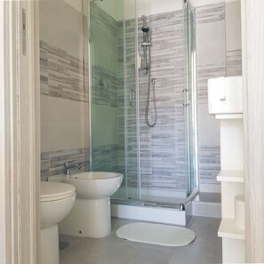 Deluxe Double Room | Bathroom | Shower, rainfall showerhead, hair dryer, bathrobes - B&B Punto Blu Relax (Agropoli)