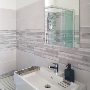 Deluxe Double Room | Bathroom | Shower, rainfall showerhead, hair dryer, bathrobes - B&B Punto Blu Relax (Agropoli)