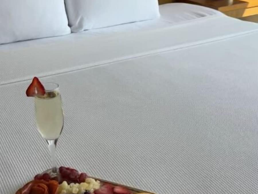 Room, 1 King Bed with Sofa bed (High Floor) | Individually decorated, individually furnished, desk, laptop workspace