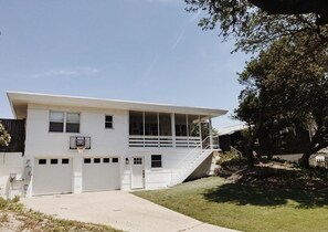 Exterior - BEACH Front w/ HOT TUB🔥 Mid Century Home! (Norfolk)