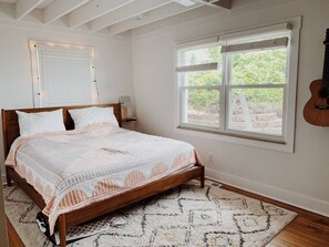 3 bedrooms, desk, iron/ironing board, WiFi - BEACH Front w/ HOT TUB🔥 Mid Century Home! (Norfolk)