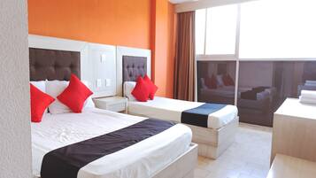 Habitación triple estándar | Escritorio, tabla de planchar con plancha, wifi gratis y ropa de cama