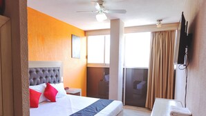 Habitación superior | Escritorio, tabla de planchar con plancha, wifi gratis y ropa de cama
