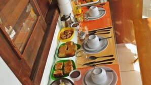 Ein reichhaltiges Frühstücksbuffet mit Speisen und Getränken.