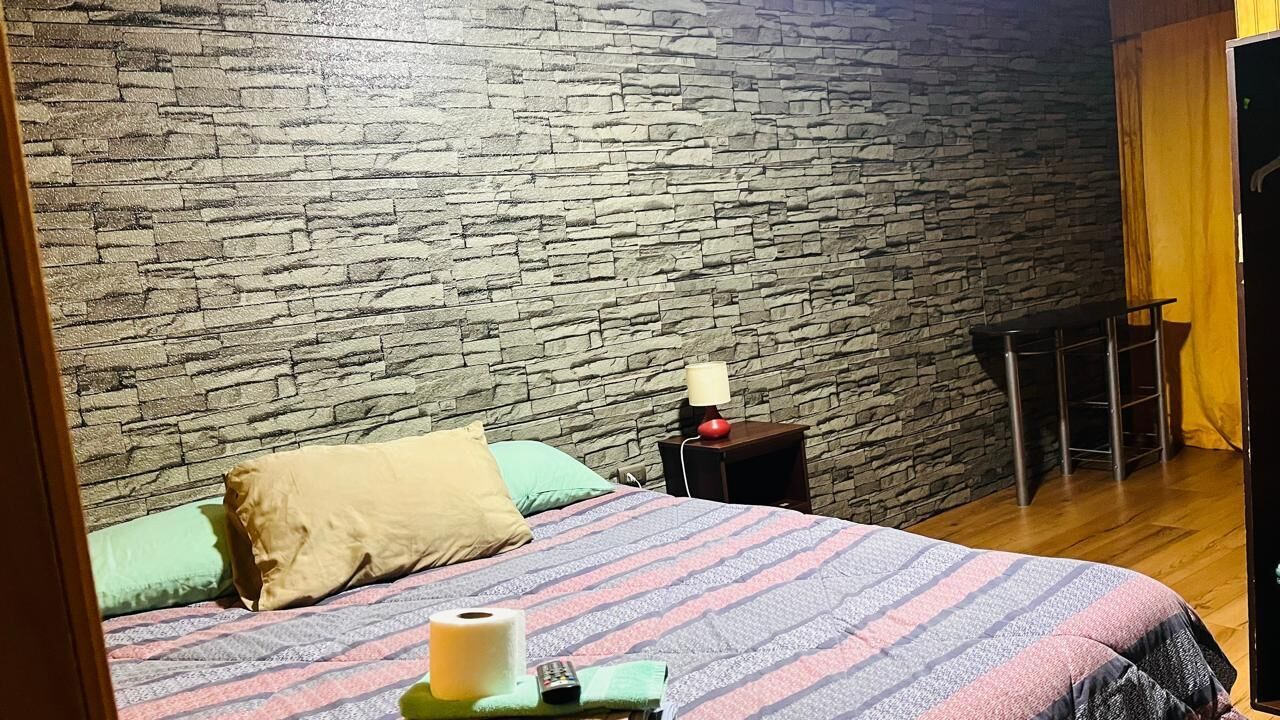 Habitación individual | Ropa de cama de alta calidad y escritorio 