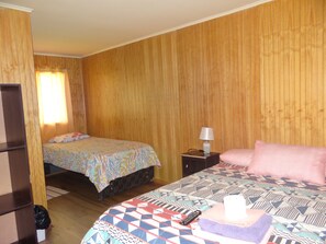 Premium bedding, desk, laptop workspace, blackout drapes - Hostal Santa Fe (Castro)