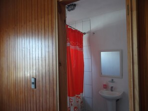 Shower, free toiletries, towels, soap - Hostal Santa Fe (Castro)