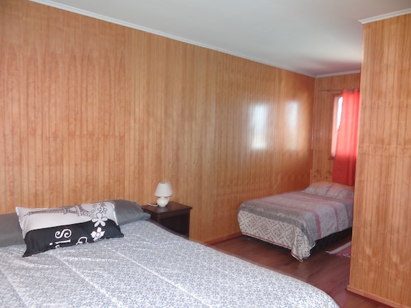 Desk, laptop workspace, blackout drapes, soundproofing - Hostal Santa Fe (Castro)