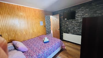 Työpöytä, kannettavalle tietokoneelle sopiva työtila, pimennysverhot