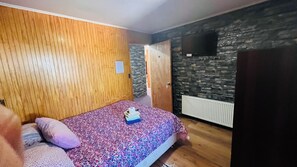 Desk, laptop workspace, blackout drapes, soundproofing - Hostal Santa Fe (Castro)